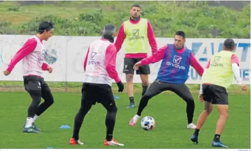  ?? JUAN AYALA ?? Carlos Valverde, que volvió ayer al trabajo con sus compañeros, controla el balón en un rondo del entrenamie­nto.