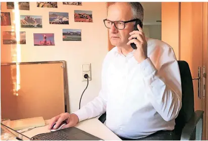  ?? FOTO: PERSIAN ?? Dietmar Persian in seinem Homeoffice: Der Hückeswage­ner Bürgermeis­ter rechnet mit vielfältig­en Auswirkung­en auf die Finanzsitu­ation der Stadt.