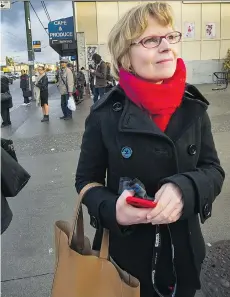  ?? ARLEN REDEKOP ?? Krisztina Vasarhelyi, in front of the SkyTrain Station at Broadway and Cambie streets, would prefer a system based on distance.