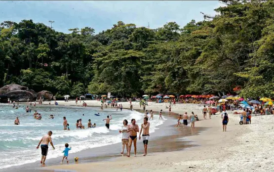  ??  ?? Banhistas curtem a praia do Félix, em Ubatuba, litoral de SP; casas de alto padrão, que já existem na região, podem aumentar caso zoneamento mude