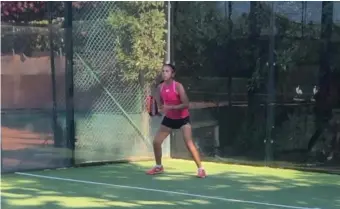  ?? ?? Giorgia Pedone, 17 anni, durante una partita di padel. Presto sarà impegnata agli Australian Open juniores