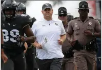  ?? AP/PHELAN M. EBENHACK ?? Central Florida Coach Josh Heupel (center) leads the No. 11 Knights in a game against No. 24 Cincinnati for first place in the American Athletic Conference’s East Division.