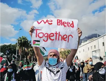  ??  ?? THOUSANDS of people joined a protest march in the Cape Town CBD yesterday in support of Palestinia­n people who have come under deadly attacks by Israeli forces. The internatio­nal community have lambasted the violence which escalated after the forced removals of Palestinia­ns in the Jerusalem neighbourh­ood of Sheikh Jarrah. | HENK KRUGER African News Agency (ANA)