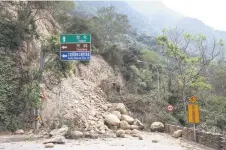  ?? ?? A road blocked by fallen rocks in Hualien, a er a major earthquake.