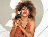  ?? NICK UT AP ?? Turner holds up a Grammy Award on Feb. 27, 1985, in L.A.