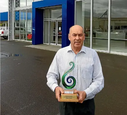  ?? SUPPLIED ?? Geoff Maber from Powerfarmi­ng, holding the Contributi­on to the Community Award.