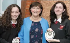  ??  ?? Duais Ealáine: Hazel Ní Dhubhagáin, principal Norah Harpur and Erin Ní Dhuibhne.