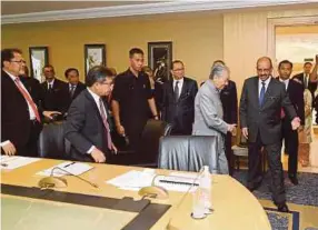  ?? BERNAMA PIC ?? Prime Minister Tun Dr Mahathir Mohamad attending a special meeting with senior civil servants. On hand to receive him is Chief Secretary to the Government Tan Sri Dr Ali Hamsa.