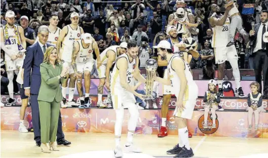  ?? EFE / DANIEL PÉREZ ?? La ministra Pilar Alegría, junto a Antonio Martín, presidente de la ACB, después de entregar el trofeo a Rudy y Lllull, del Real Madrid.