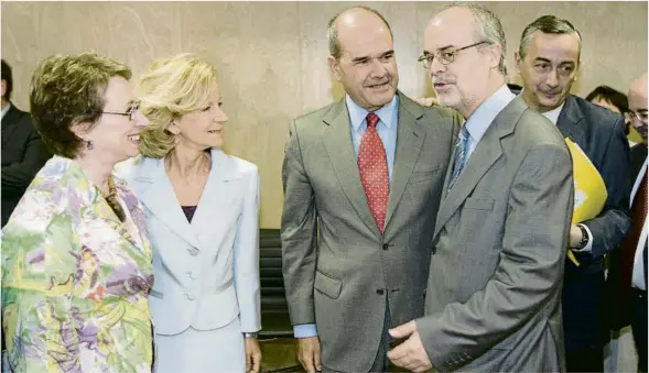  ?? DANI DUCH / ARXIU ?? Antoni Castells, amb Elena Salgado i Manuel Chaves al Consell de Política Fiscal i Financera del 15 de juliol del 2009 a Madrid