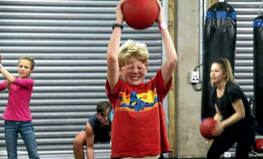  ?? YVETTE BATTEN/ FAIRFAX NZ ?? Devin Coley puts his all into the boxfit workout.