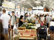  ?? (Photo Dylan Meiffret) ?? Pas de signalétiq­ue, pas de filtrage à l’entrée : les clients du marché d’Antibes portent le masque à leur sauce.