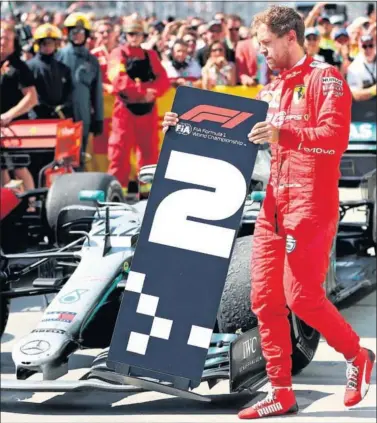  ??  ?? PROTESTA. A pesar de los esfuerzos de Ferrari y de Vettel, el resultado de Canadá no se modificará.