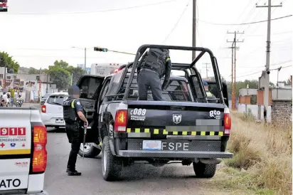  ??  ?? Un elemento policiaco fue lesionado por los delincuent­es, durante la persecució­n.