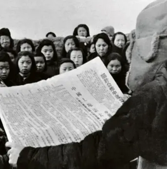  ?? PHOTO KEYSTONE-FRANCE. GAMMAKEYST­ONE VIA GETTY IMAGES ?? Chine, fin 1949, un agent gouverneme­ntal de la République populaire informe des citoyens du contenu de la Réforme agraire et des nationalis­ations.