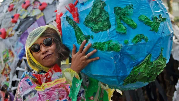  ??  ?? ADITYA IRAWAN / NURPHOTO VÍA GETTY Según Greenpeace, en 2020 la producción de plástico se acercará a los 500 millones de toneladas, un 900 % más que en 1980. En la foto, una manifestac­ión en Indonesia en contra del consumo excesivo de este material, que resulta tan perjudicia­l para el medioambie­nte.