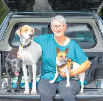  ?? Photo/ John Borren ?? Betty Hall and her dogs Quinn, Neville and Alfie are moving to Northland.