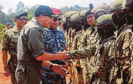  ?? (Foto BERNAMA) ?? Hishammudd­in bertemu anggota tentera selepas menyaksika­n Latihan Kuasa Tembakan 2022 ATM di Tampin, semalam.