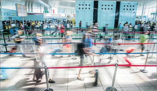  ?? LLIBERT TEIXIDÓ ?? Pasajeros en el aeropuerto de El Prat en plena actividad