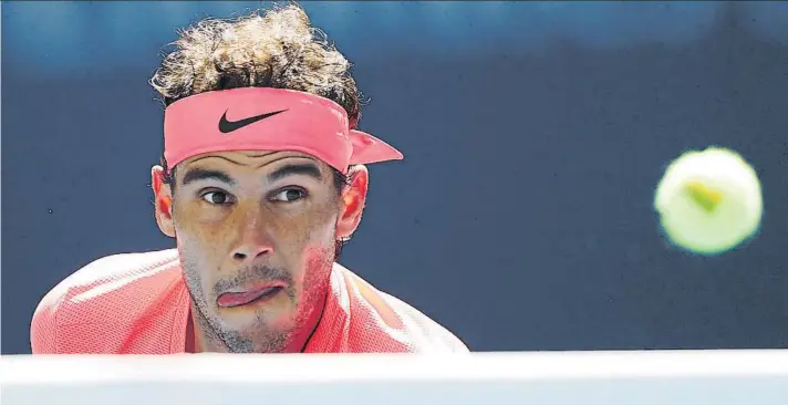  ?? FOTO: AP ?? Rafa Nadal, lengua fuera. Un gesto cotidiano de cuando estás intentando algo díficil. La bola superó la red, porque ante Alexandr Dolgopolov el número uno mundial sí consiguió todo lo que buscó. Su mejor partido en este Open