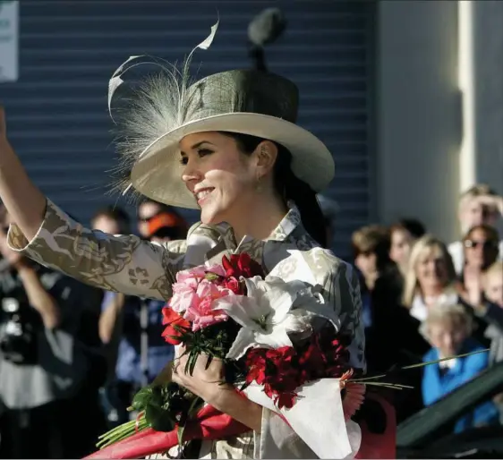  ?? ?? Kronprinsp­arret har adskillige gange vaeret på besøg i Marys hjemby. Her er det et officielt besøg i 2005. Foto: Thomas Wilmann
På kronprins Frederik og kronprinse­sse Marys officielle tur til Australien i 2005 besøgte de Marys barndomsby, Hobart på Tasmanien. Foto: Thomas Wilmann