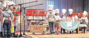  ?? FOTO: DAV ?? Jungen und Mädchen der musikalisc­hen Früherzieh­ung in der Weihnachts­bäckerei von Donnstette­n.