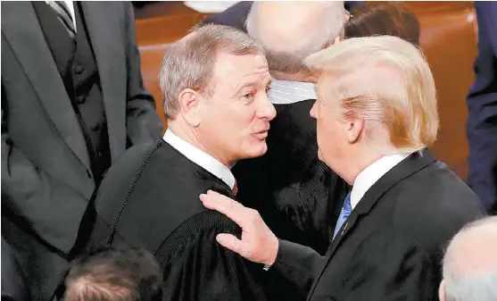  ?? REUTERS ?? John Roberts tomó el juramento como presidente a Donald Trump el 20 de enero de 2017.