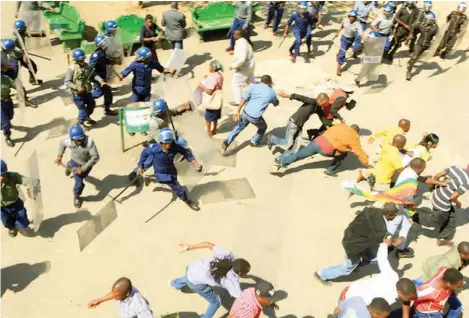  ??  ?? The riot police clashed with protesters in Harare in August during a demonstrat­ion against the government’s plan to issue bond notes. Many Zimbabwean­s suspect that the effort is a ploy to reintroduc­e a local currency. Tsvangiray­i Mukwazhi/Associated...