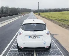  ?? (Photo Aurelien Morissard IP PRESS/MAXPPP) ?? Le premier kilomètre de route photovolta­ïque inauguré en Normandie.
