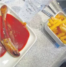  ?? FOTO: DPA ?? Es geht auch leichter: Currywurst mit Pommes Frites ist nicht das ideale Essen für die Mittagspau­se.