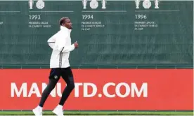  ?? — AFP ?? CARRINGTON: Manchester United’s French midfielder Paul Pogba (R) attends a team training session as part of a media open day at the club’s training complex.