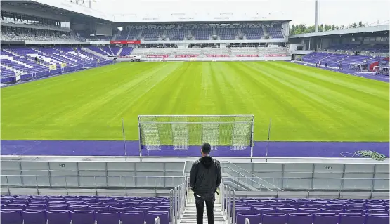  ??  ?? Violetter Kunstrasen umrahmt das Spielfeld der Generali-Arena, das ist trotz aller rivalitäts­bedingten Aversionen grün.