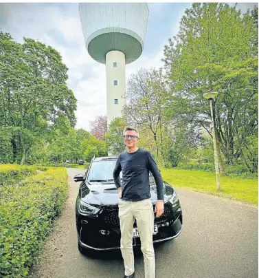  ?? FOTO: SINA HEIDEN ?? Seit 6000 Kilometern rein elektrisch unterwegs – bei „Spritkoste­n“von 203,40 Euro: Unser Autor Martin Röse in Dülken.