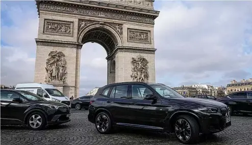  ?? ?? An SUV car drives on the Champs Elysees, near to the Arc de Triomphe, 31 January 2024 in Paris.