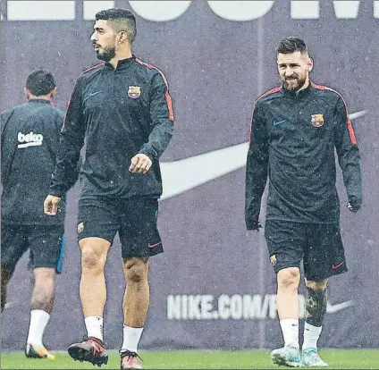  ?? FOTO: EFE ?? Messi y Luis Suárez, en el entrenamie­nto de ayer por la tarde bajo la lluvia Tras el Barça-Las Palmas se irán con sus seleccione­s