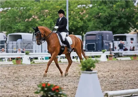  ?? RP-FOTO: MARKUS VAN OFFERN ?? Neben dem Top-Ereignis des „Prix St. Georges“waren in Kalkar auch andere Dressurwet­tbewerbe ausgezeich­net besetzt. Stefanie Lamers stellte ihr Pferd „Caido del Cielo“in der M*-Prüfung vor. Die Amazone vertritt die Farben des Reitervere­ins Lohengrin Hau.