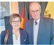  ?? FOTO: UDO LORENZ ?? Annegret Kramp-Karrenbaue­r mit Professor Peter Moll auf Schloss Halberg.