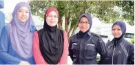  ??  ?? ANGGOTA PDRM wanita yang menghadiri majlis rumah terbuka itu.