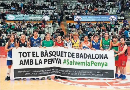  ??  ?? LA BASE. El baloncesto de base de la ciudad de Badalona mostró su apoyo al Divina Seguros Joventut ante su grave crisis económica.