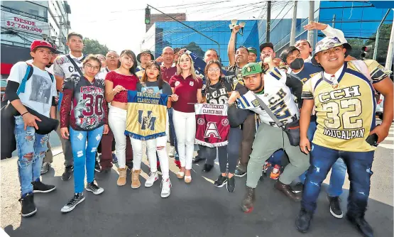  ?? FOTO: RAMÓN ROMERO ?? Águilas y Pumas conviviero­n unos minutos previo al duelo de este día.