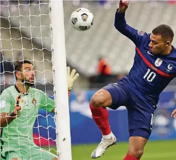  ?? AP ?? Auch Weltmeiste­rstürmer Kylian Mbappé (r.) konnte den Ball nicht im Tor unterbring­en.