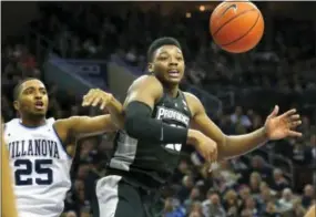  ?? LAURENCE KESTERSON — THE ASSOCIATED PRESS ?? Villanova’s Mikal Bridges, left, battles for a loose ball with Emmitt Holt of Providence on Saturday.