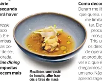  ??  ?? Mexilhões com dashi de tomate, alho francês e tiras de maçã verde (€11)