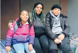  ?? ERIN SCHAFF/THE NEW YORK TIMES ?? Kemika Cosey with her children, Zurie, left, and Zamir, students at Garrison Elementary School in Washington, D.C., on Tuesday.