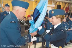  ?? PHOTO : IMAGERIE MAT1 ROY ?? Le commandant de la 2e Escadre, le col Luc Boucher accueille le lcol Julie Callacott, nouveau commandant du 2 EEA.