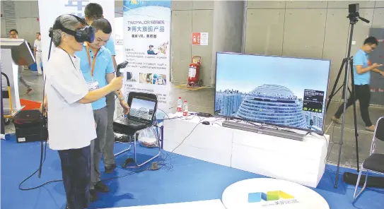  ??  ?? 南京服务机器人及智能­产业展会现场，观众体验VR看房神器
IC photo
