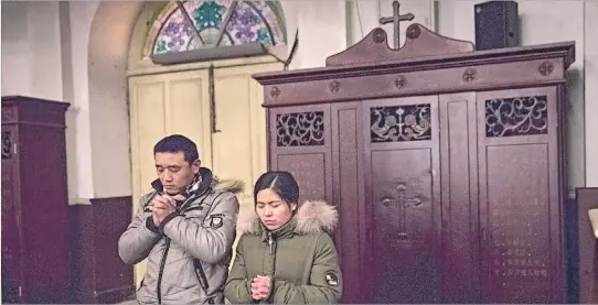 ??  ?? Escenario. Católicos asisten a una misa matutina en la iglesia Xuanwumen, en Pekín. El nuevo reglamento de religión, publicado por el Consejo de Estado, entró en vigencia el 1 de este mes.