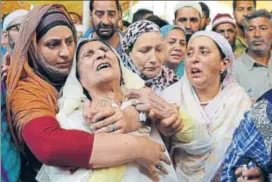  ?? AFP ?? Relatives of lynched police officer Mohammad Ayub Pandith mourn in Srinagar Friday.