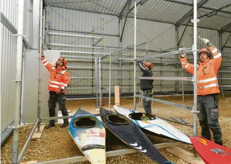  ?? Fotos: Ulrich Wagner ?? Platz für mehr als 500 Boote ist in den Containerb­auten am Kegelzentr­um geschaffen worden. In den Interimsge­bäuden müssen die beiden Augsburger Kanu-Vereine in den nächsten zwei Jahren auch ihre Geschäfte führen.