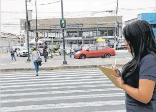  ?? FREDDY RODRÍGUEZ / EXPRESO ?? Trabajo. Seis meses les tomó a los tres jóvenes efectuar el proyecto del paso elevado para La Aurora.